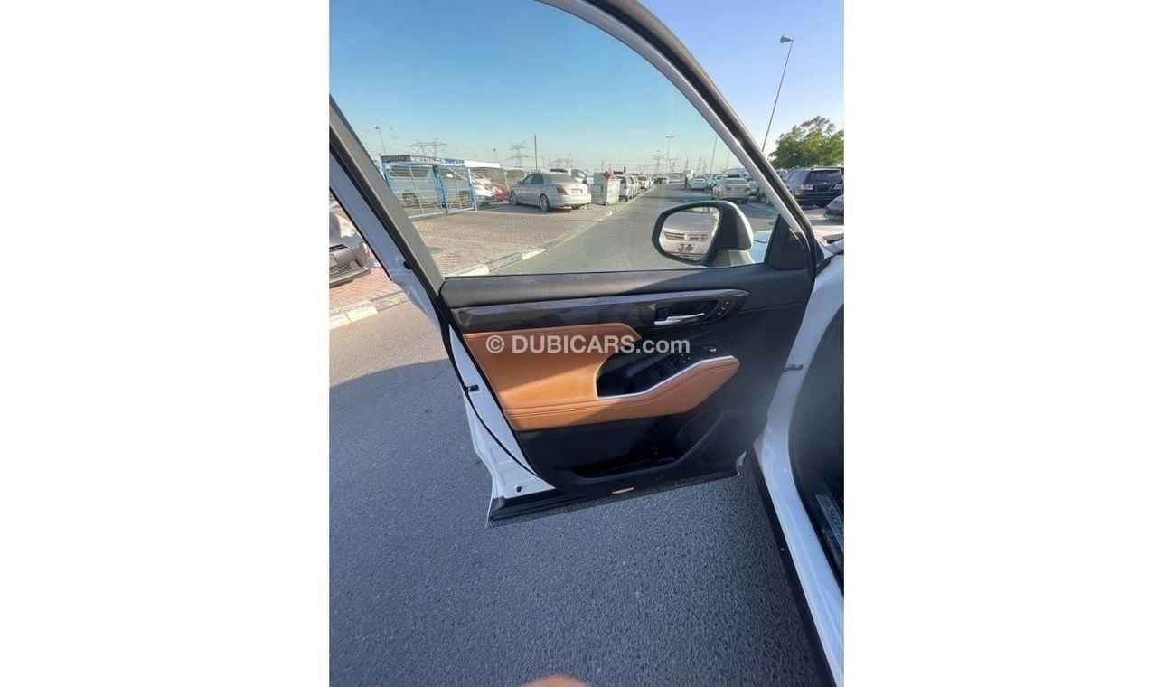 Toyota Highlander *Offer*2023 Toyota Highlander Platinum AWD 2.4 L V4 /