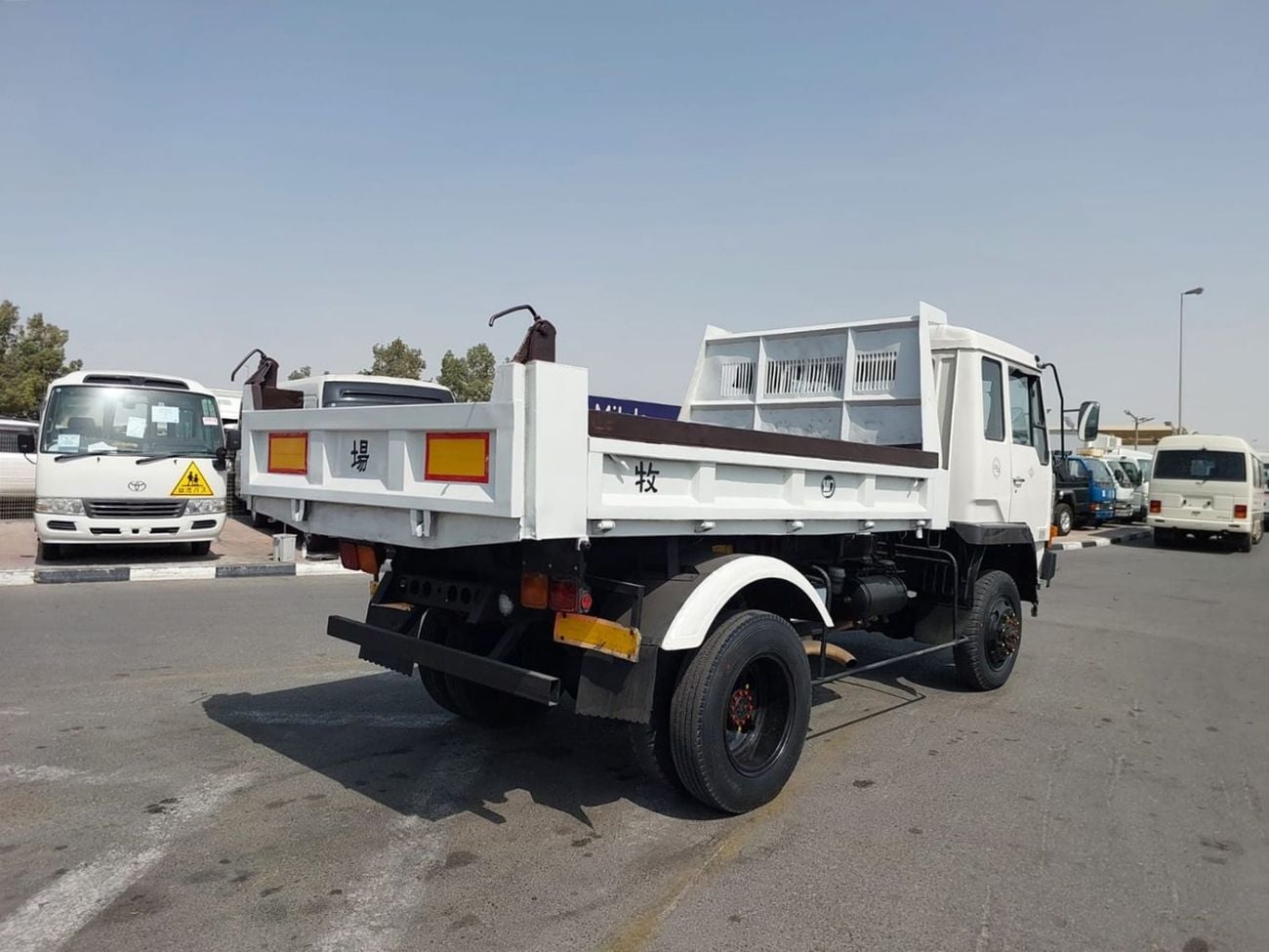 Mitsubishi Fighter (RAMADAN OFFER) MITSUBISHI FIGHTER TRUCK RHD 1990 MODEL 7.5 L DIESEL MANUAL(PM40032)