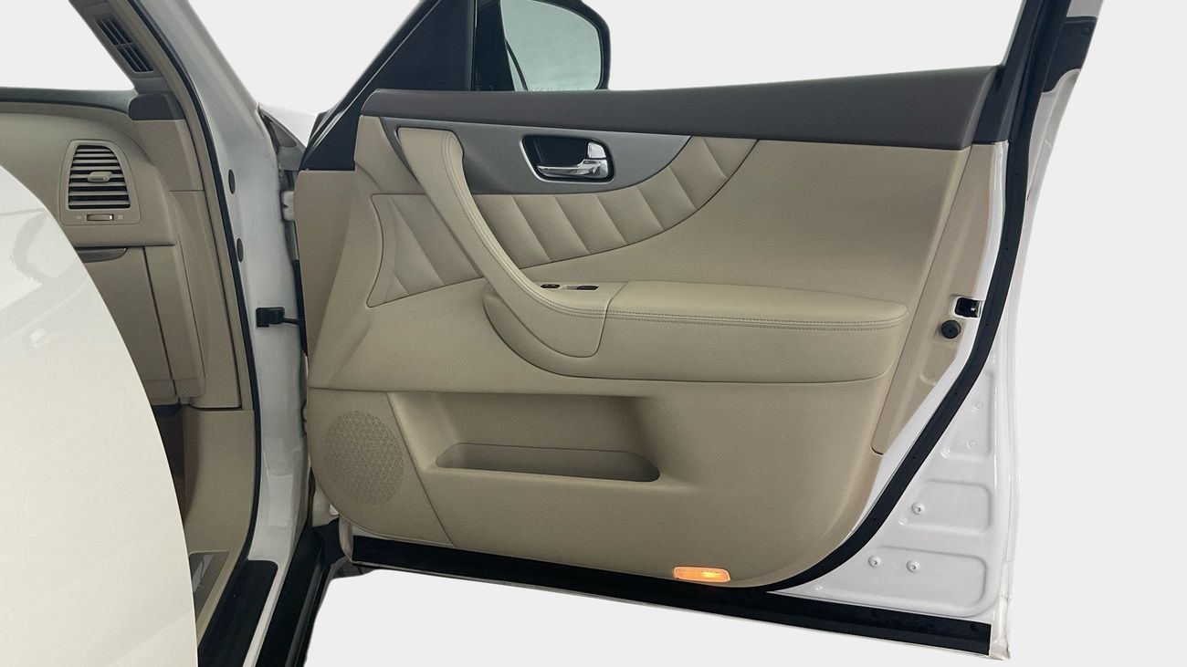 Infiniti QX70 Luxury / Luxe Sensory | upto AED 20,000 Ramadan Discount | Guaranteed Warranty | 0 Down Payment