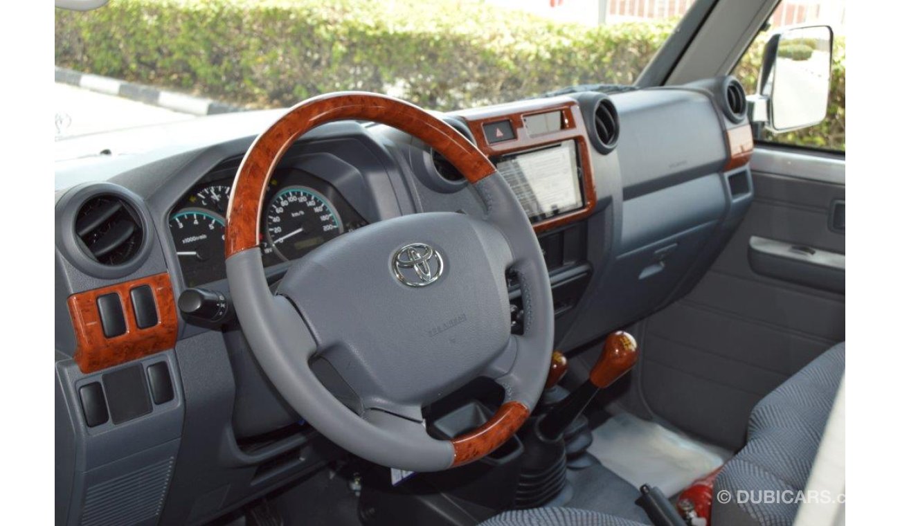 Toyota Land Cruiser Pick Up DOUBLE CABIN V6 4.0L GASOLINE FRT/RR DIFF.LOCK, WINCH, NAV, ALLOY WHEEL, SNORKEL MANUAL TRANS