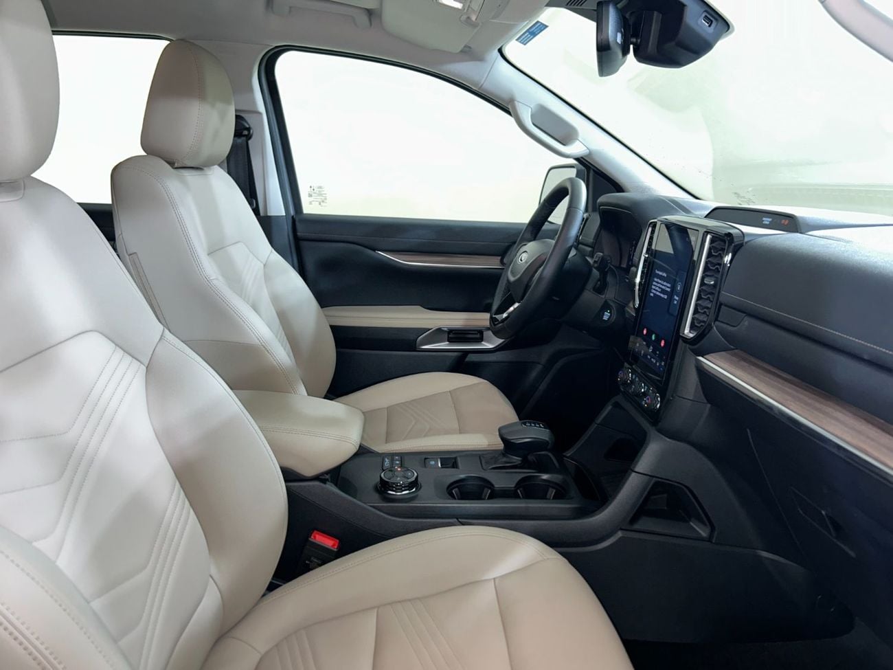 Ford Everest EVR424 XLT / FREE Insurance + Registration / AL TAYER MOTORS AL QOUZ SHOWROOM