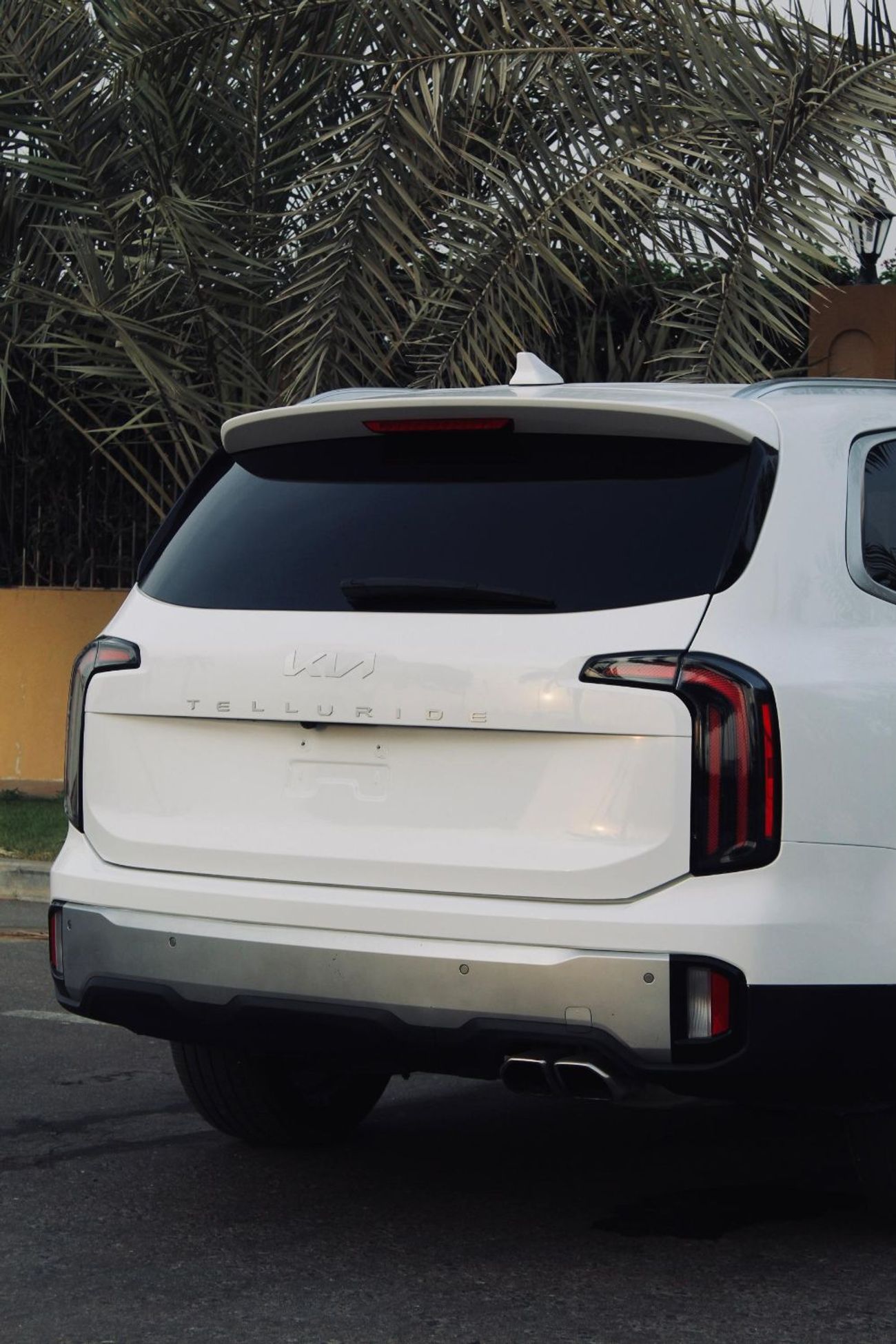 كيا تيلورايد The Kia Telluride is a popular 3-row, 7-8 seater midsize SUV, recognized for its luxurious, upscale 