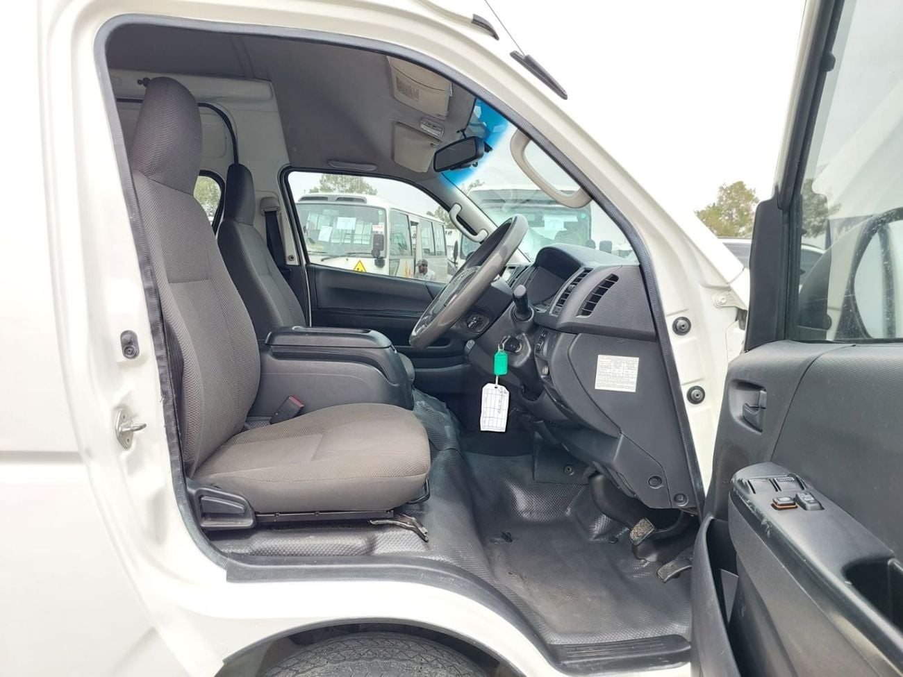 Toyota Hiace TOYOTA HIACE COMMUTER VAN RHD 2015 MODEL 3.0 L DIESEL AUTOMATIC(PM15106)