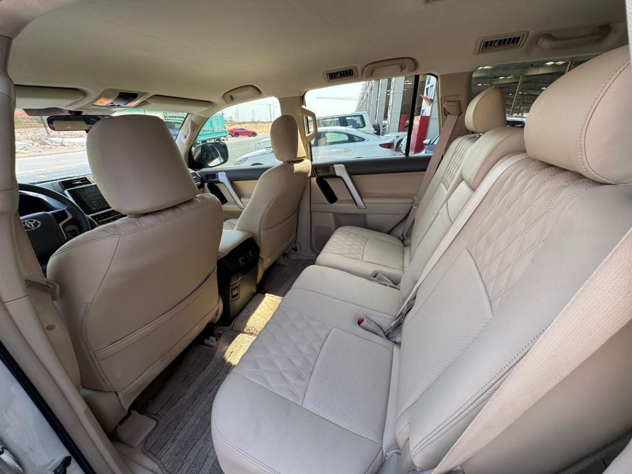 تويوتا برادو V6 4.0L / GCC / 4X4 / BIG SCREEN / FRIDGE / 7 SEATER / IN PERFECT CONDITION