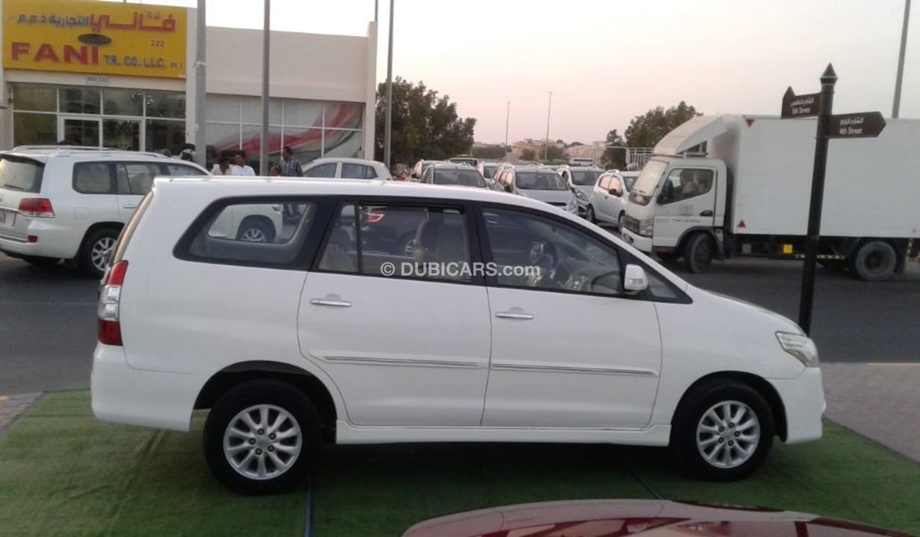 تويوتا إينوفا ابيض خليجى 2015 فتحة سقف رقم 1فل ابشن كامل بحالة جيدة