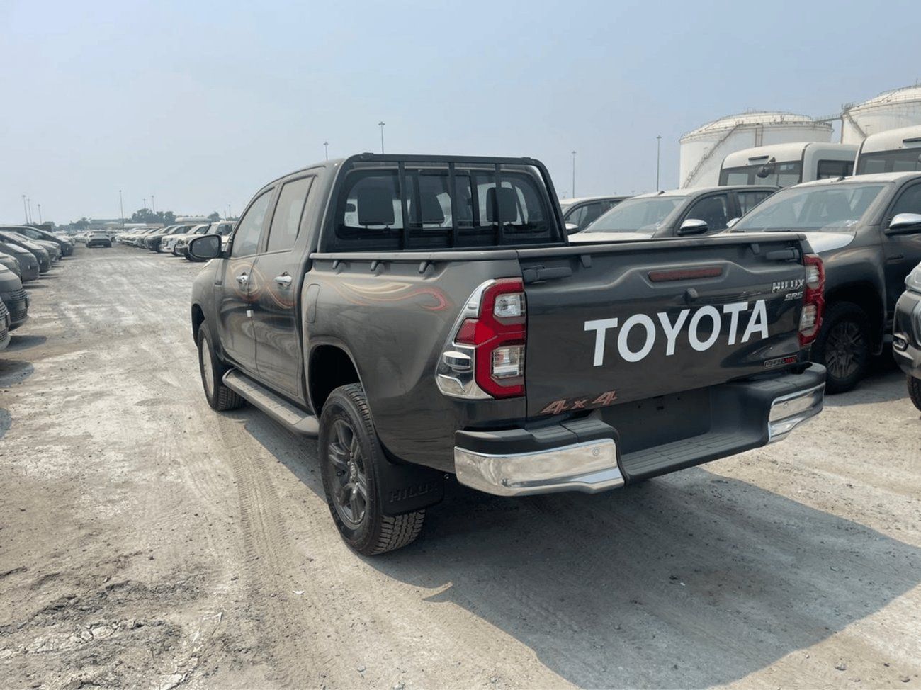 تويوتا هيلوكس GLX 2.4L ECTJRD002 - 2026 Toyota Hilux Double Cab Pick Up Full Options - 2.4L Diesel Auto - Push Start -