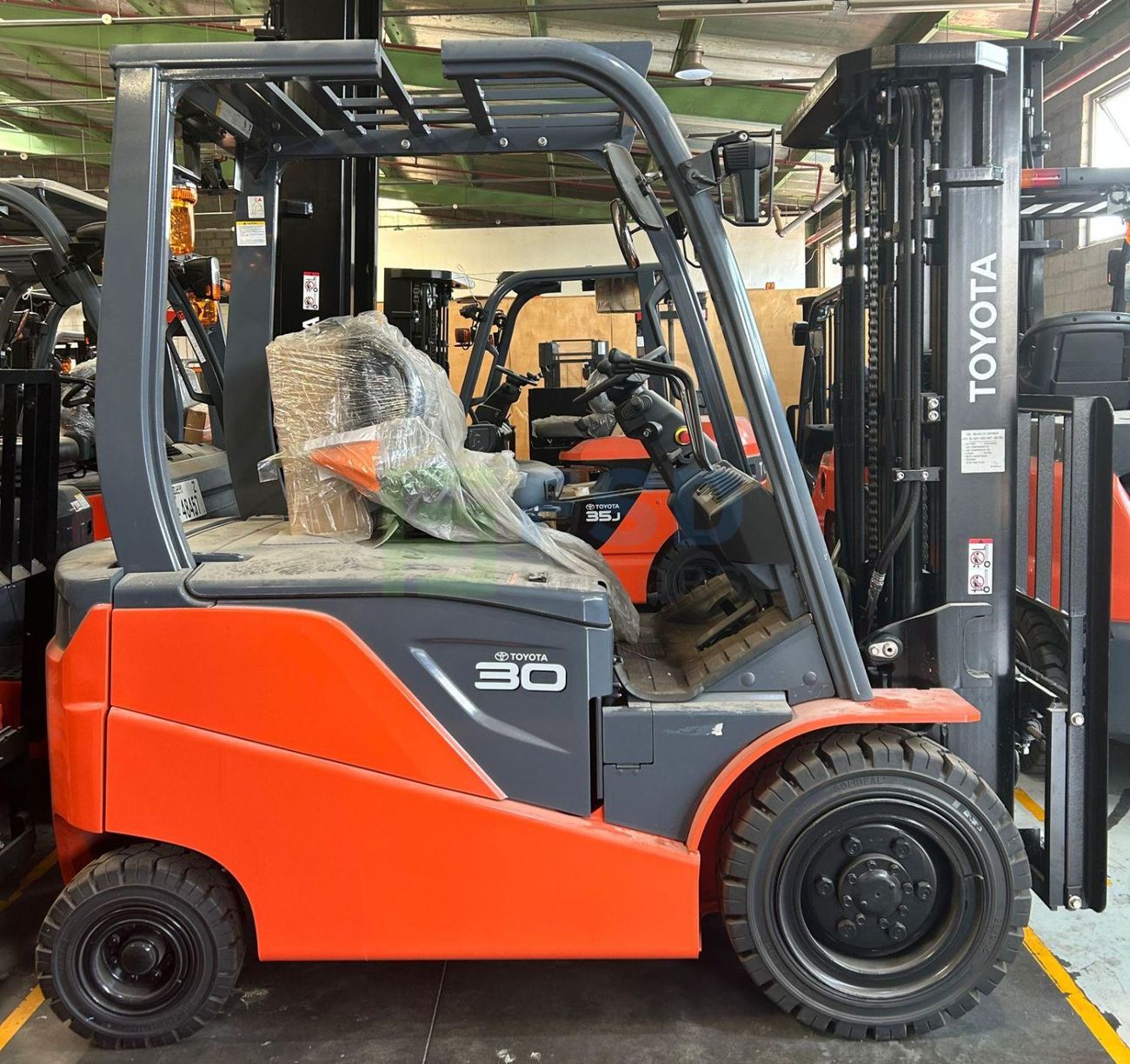 Toyota Fork lift TOYOTA 3.0 TON 3 STAGE ELECTRIC FOUR WHEEL FORKLIFT MODEL 8FBN30. (Export Only)