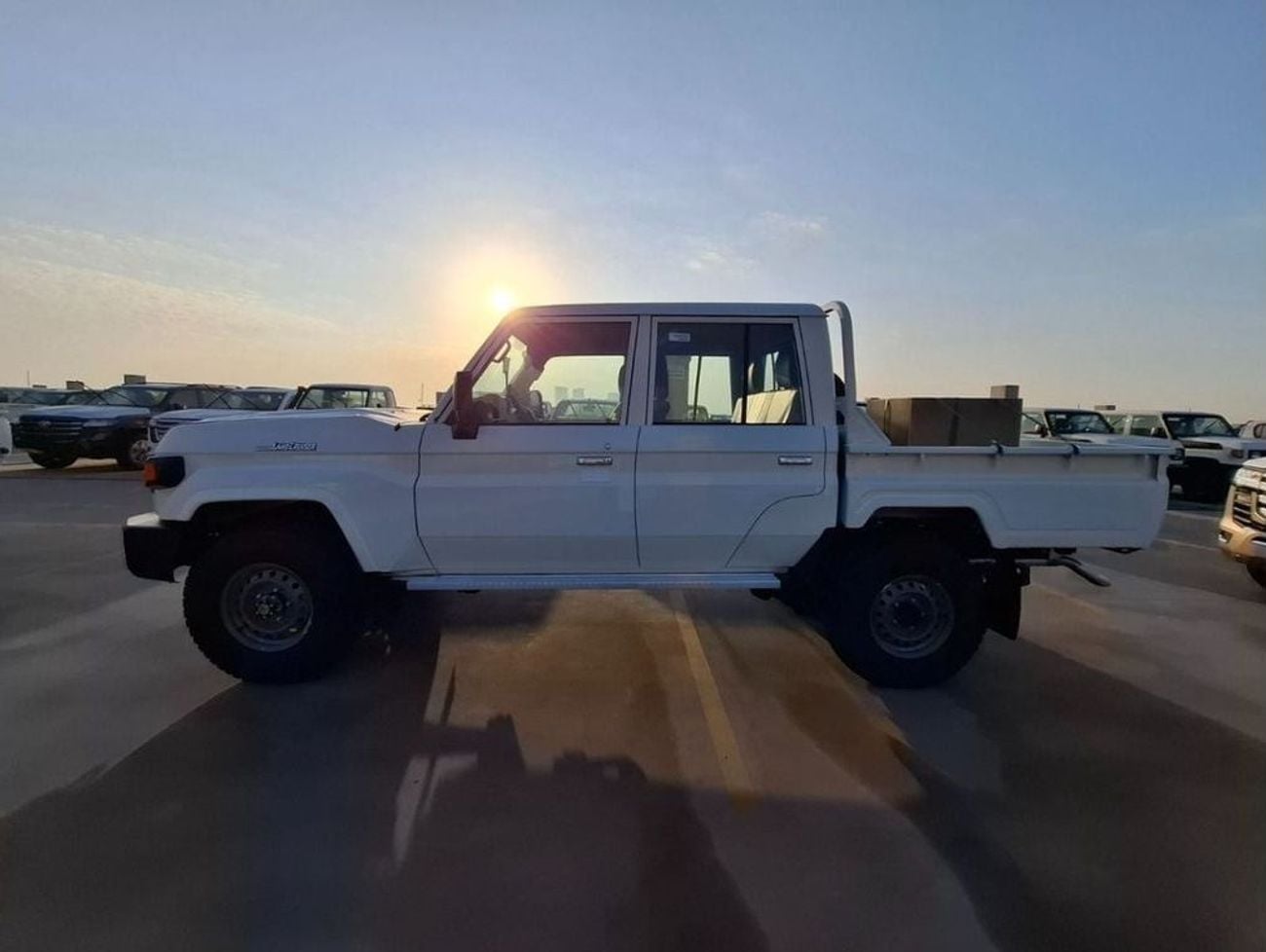 Toyota Land Cruiser Pick Up Double Cab 2.8L AT Diesel V4 with warranty