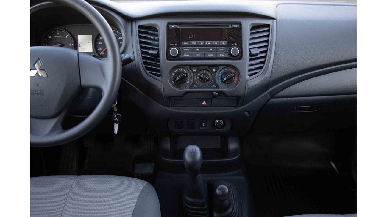 Mitsubishi L200 2023 Mitsubishi L200 2.5 GL 4X4 DC MT - Silver Sterling Metallic Inside Grey Dark