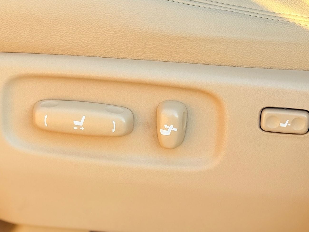 Toyota Land Cruiser GXR+ 4.0L Toyota landcuriser  Years 2019 GXR V6  4.0L facelifted interior and exterior 2025 Years fu