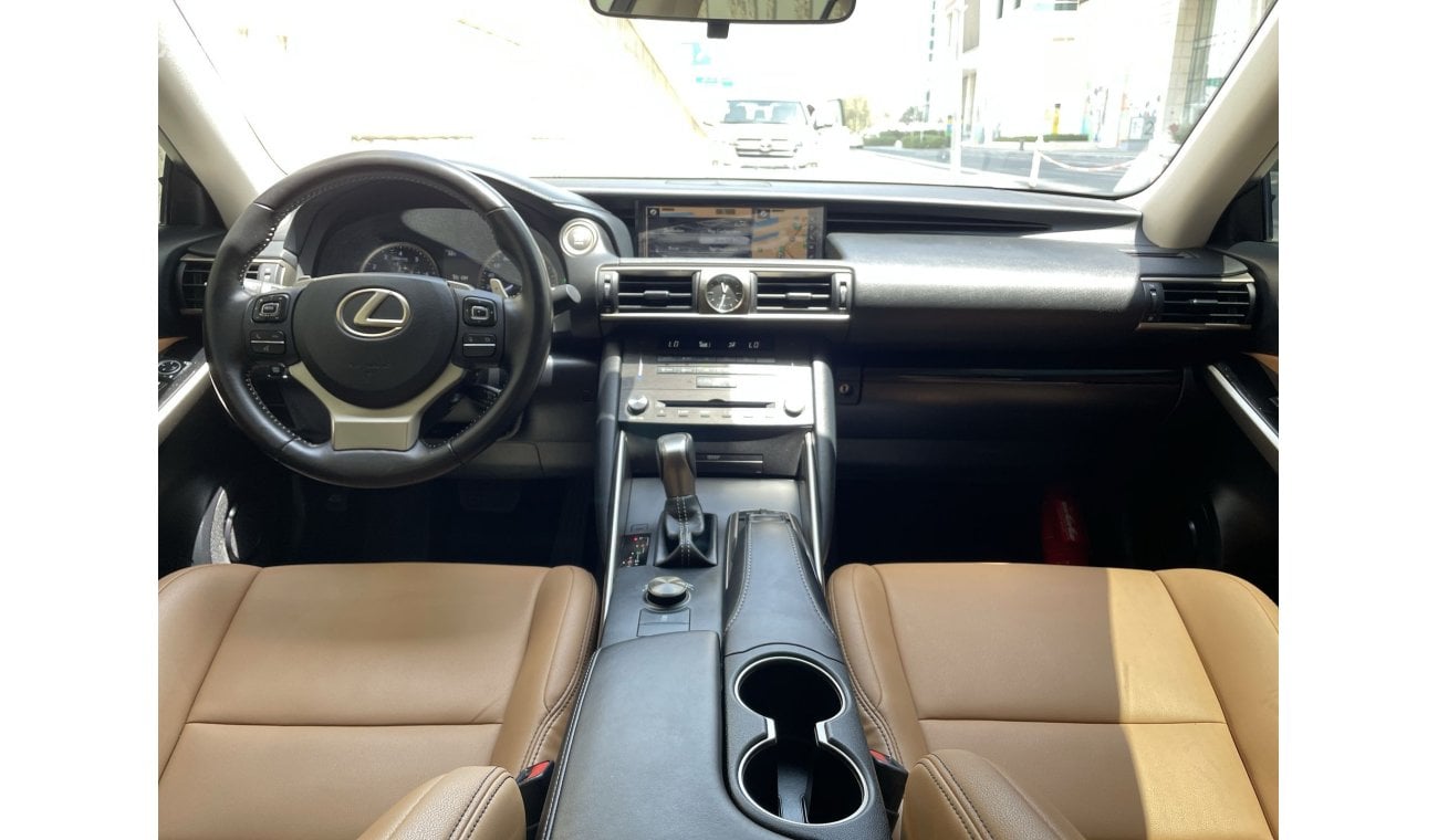 Lexus IS300 2.5L | PREMIER|  GCC | EXCELLENT CONDITION | FREE 2 YEAR WARRANTY | FREE REGISTRATION | 1 YEAR FREE