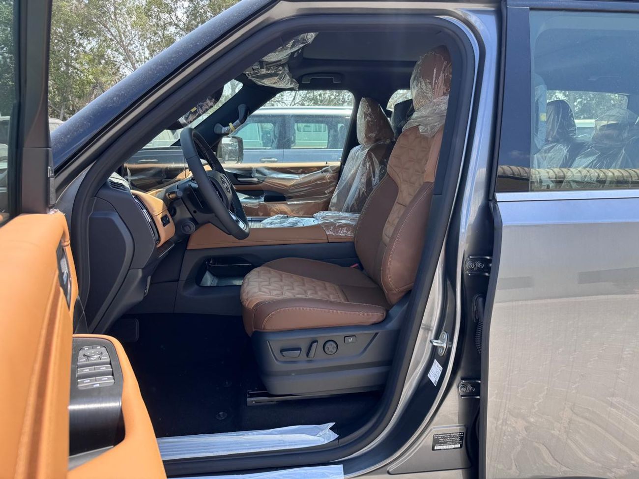 Nissan Patrol SE Platinum City 3.8L (Ext _GRAY WITH BLACK ROOF Inter_TAN)