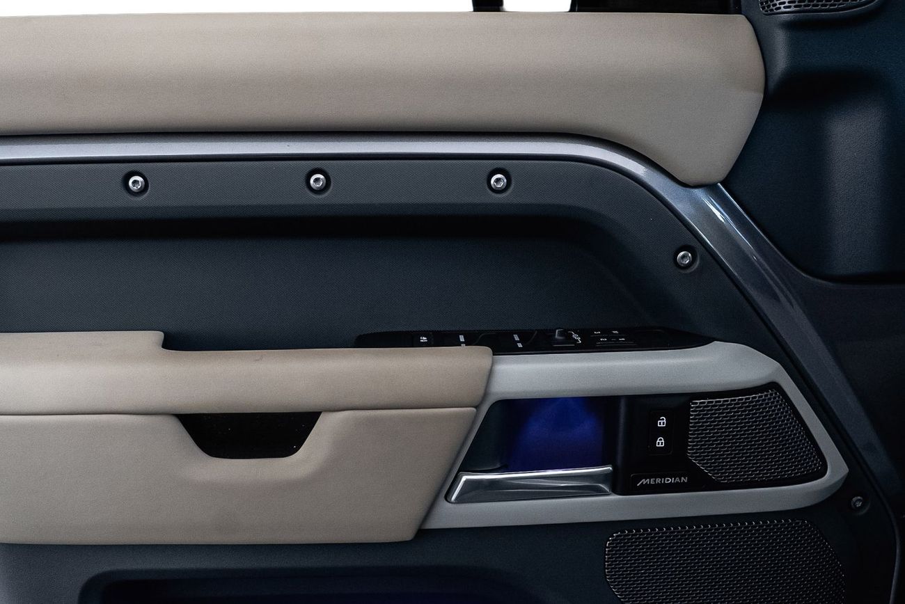 لاند روفر ديفندر 110 SE P300 2.0L