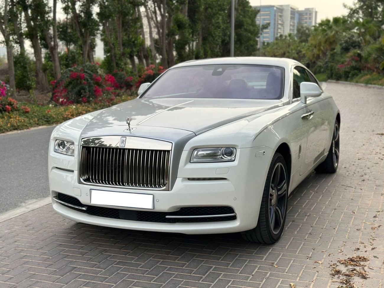 رولز رويس واريث 2015 Rolls Royce Wraith | GCC Specs | 6.6L V12 | 624 HP | 66k KM | WHITE/RED | Starlight Headliner |