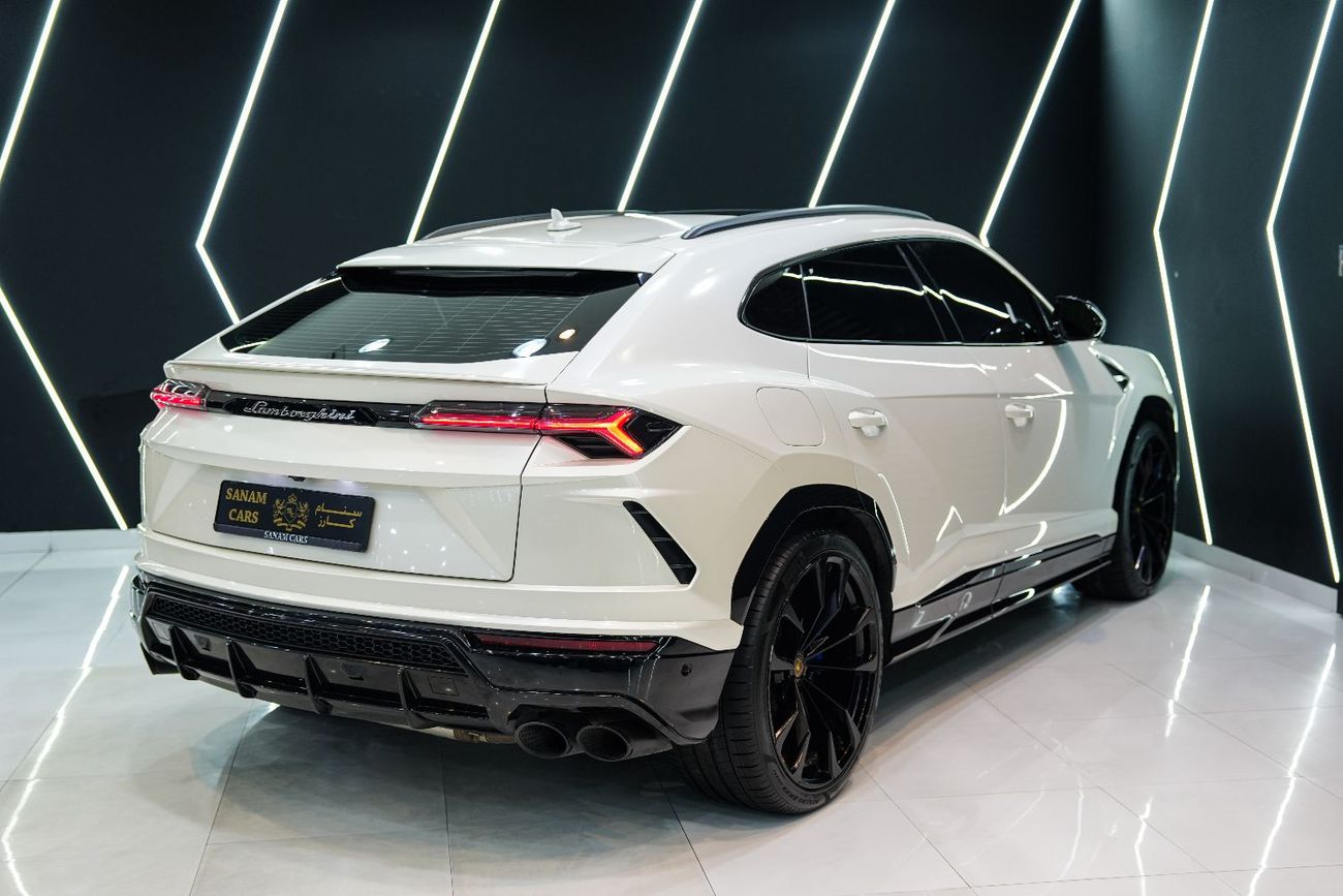 لامبورغيني اوروس Carbon Interior, Panoramic Roof, Two-Tone Interior, Lamborghini Warranty!!