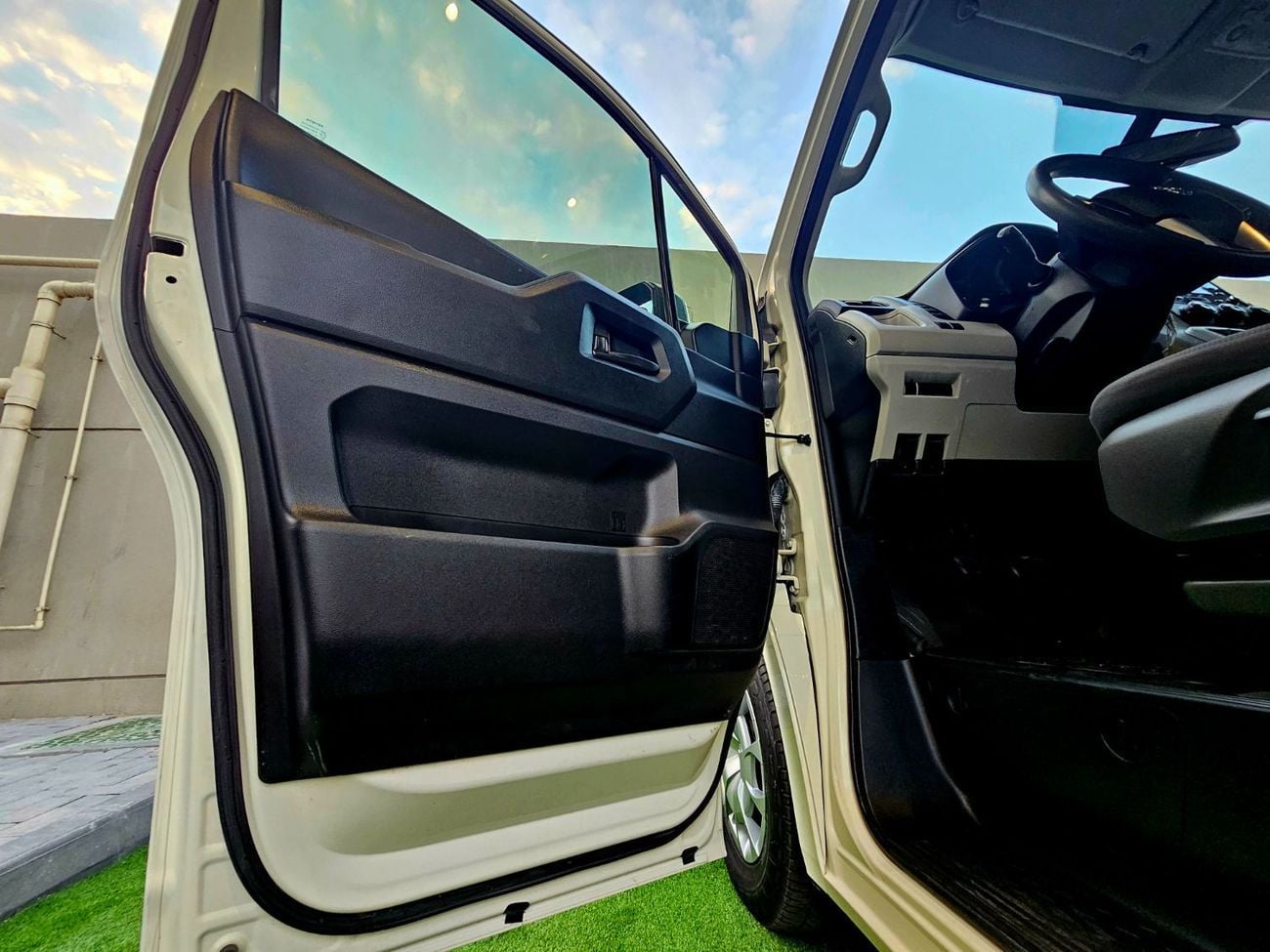 Toyota Hiace GL PASSENGER/ PATROL MANUAL/ 3.5 V6/ LOW MILEAGE