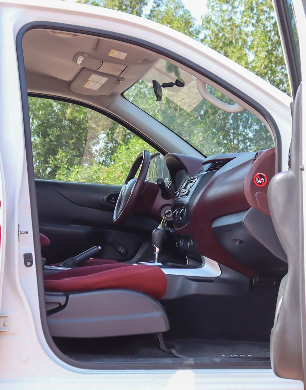 Nissan Navara Std 2.5L 4WD M/T Nissan Navara 4WD 2019 GCC Original Paint accident-free in excellent condition 1046