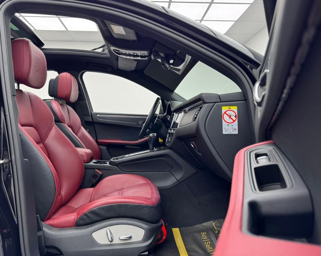 Porsche Macan T 2.0L (260 HP) 2023 Porsche Macan T, Warranty+Full Porsche Servie History, GCC
