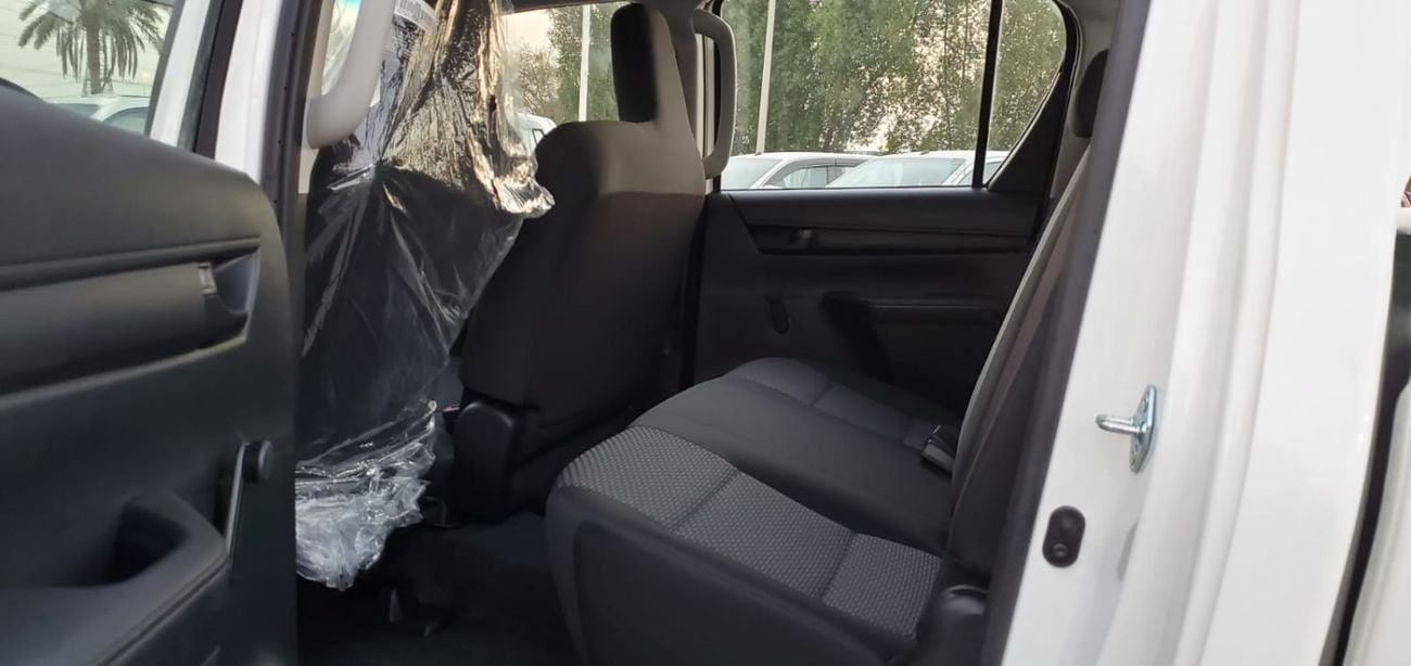 تويوتا هيلوكس double cabin 2.4 Diesel ,,,4X4,,, white color Black interior 2026 Basic option