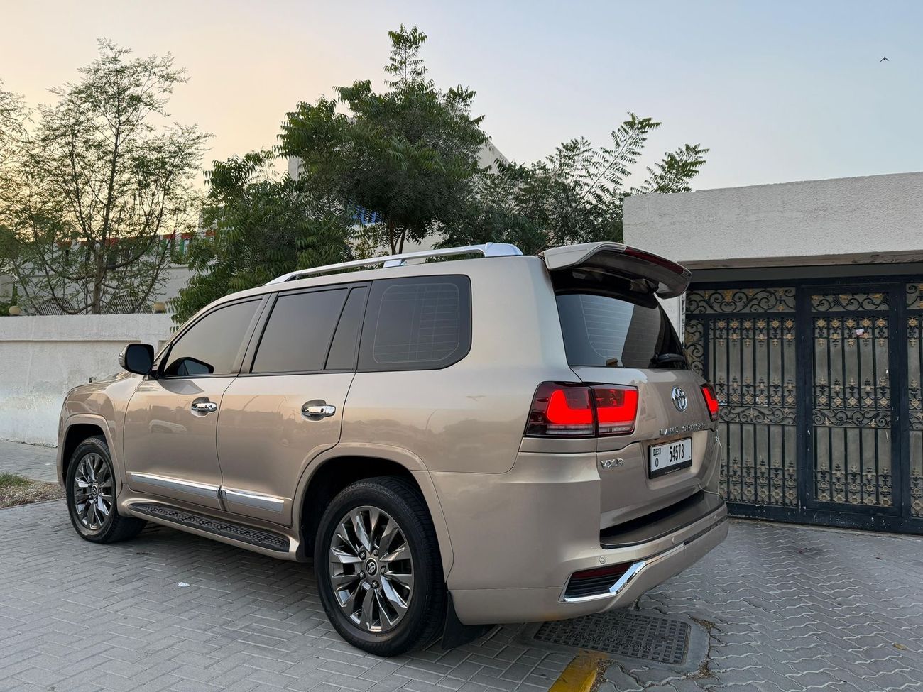 تويوتا لاند كروزر VXR 5.7L AWD