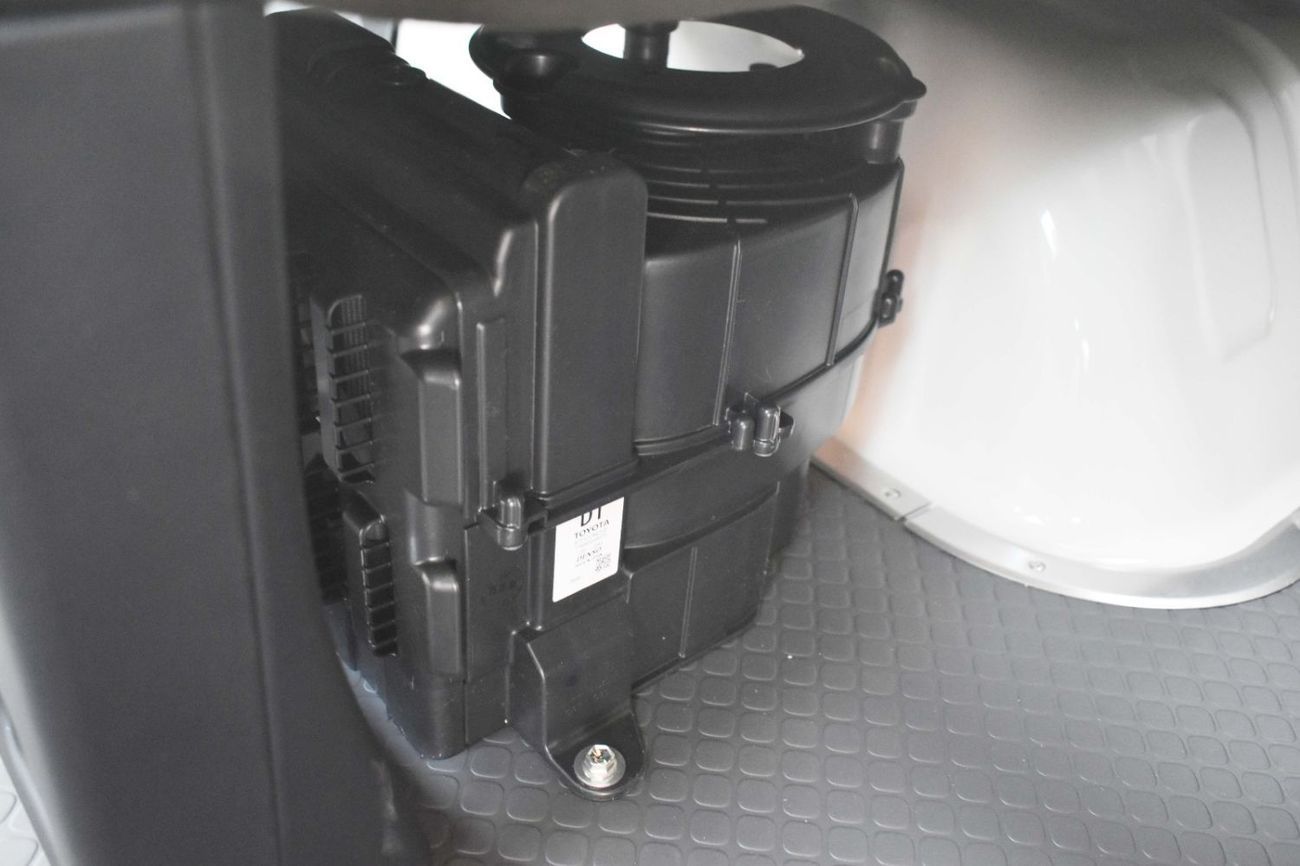 تويوتا كوستر 2.7L MANAUAL PETROL 20 SEATS SHORT WHEEL BASE