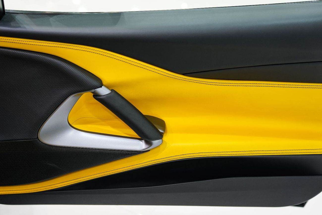 فيراري 812  سوبرفاست Carbon Package, JBL Audio, Passenger Display, Daytona Seats, GCC Specs!!