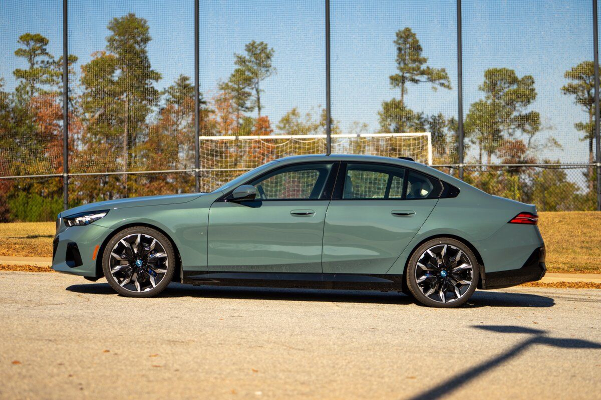 بي أم دبليو i5 exterior - Side Profile