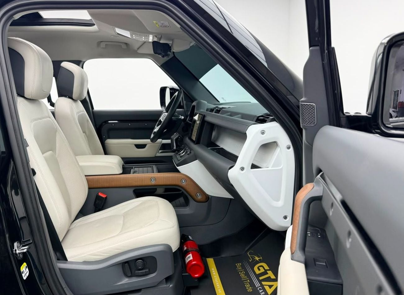لاند روفر ديفندر 2024 Land Rover Defender 110 HSE P400, 2028 LR Warranty, 2029 LR Service Pack, Fully Loaded, GCC