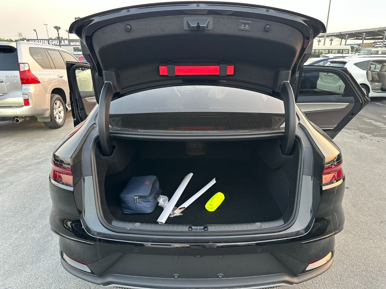 BYD HAN BYD HAN  -EV Range 605 KM