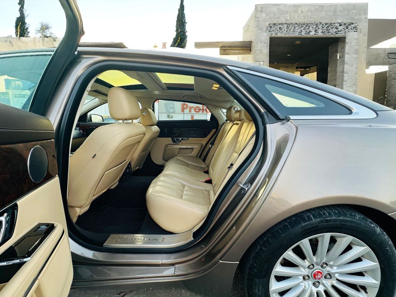 Jaguar XJ AED 980 PM | JAGUAR XJL  LUXURY | FULL AGENCY MAINTAINED | GCC SPECS | FIRST OWNER