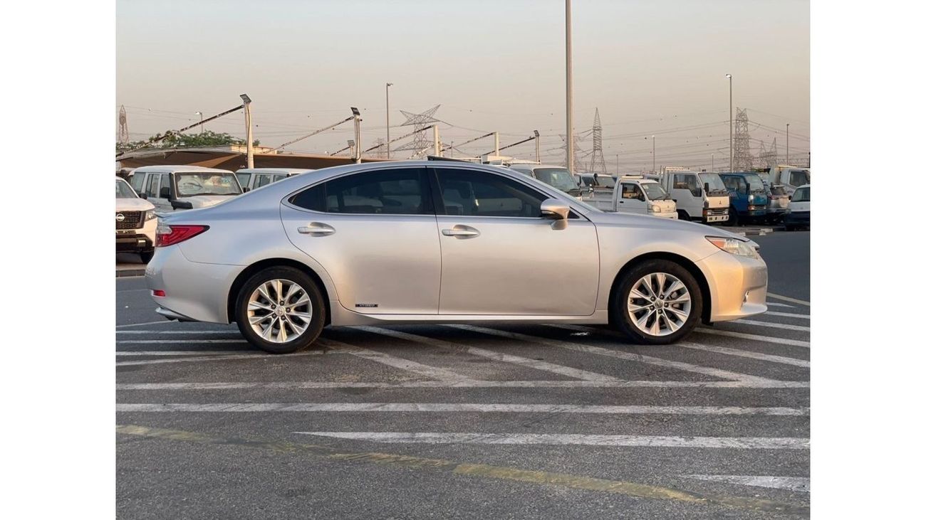لكزس ES 300 2013 Lexus ES300H Hybrid 2.5L V4 - Japanese Specs Full Option - Without Accident
