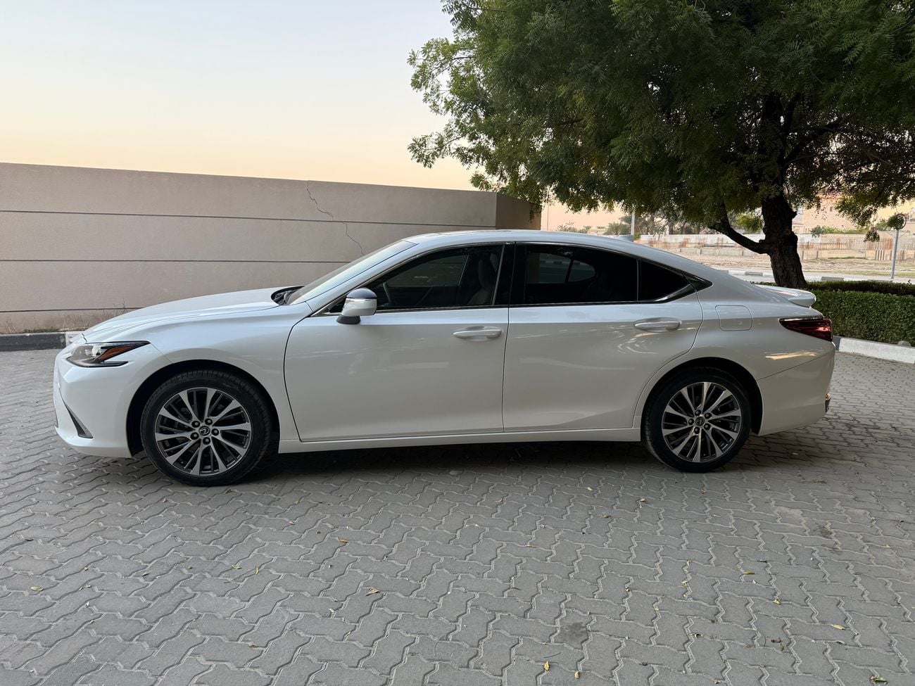 لكزس ES300h full Option 2024 Hybrid