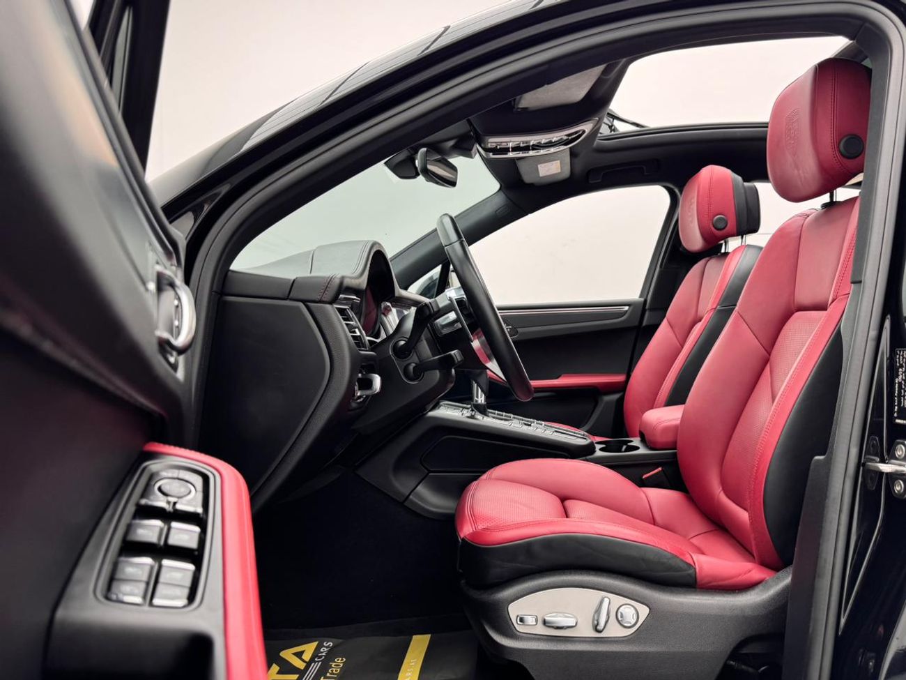 بورش ماكان Std 2.0L (252 HP) 2020 Porsche Macan, 1 Year Warranty, Porsche Service History, GCC