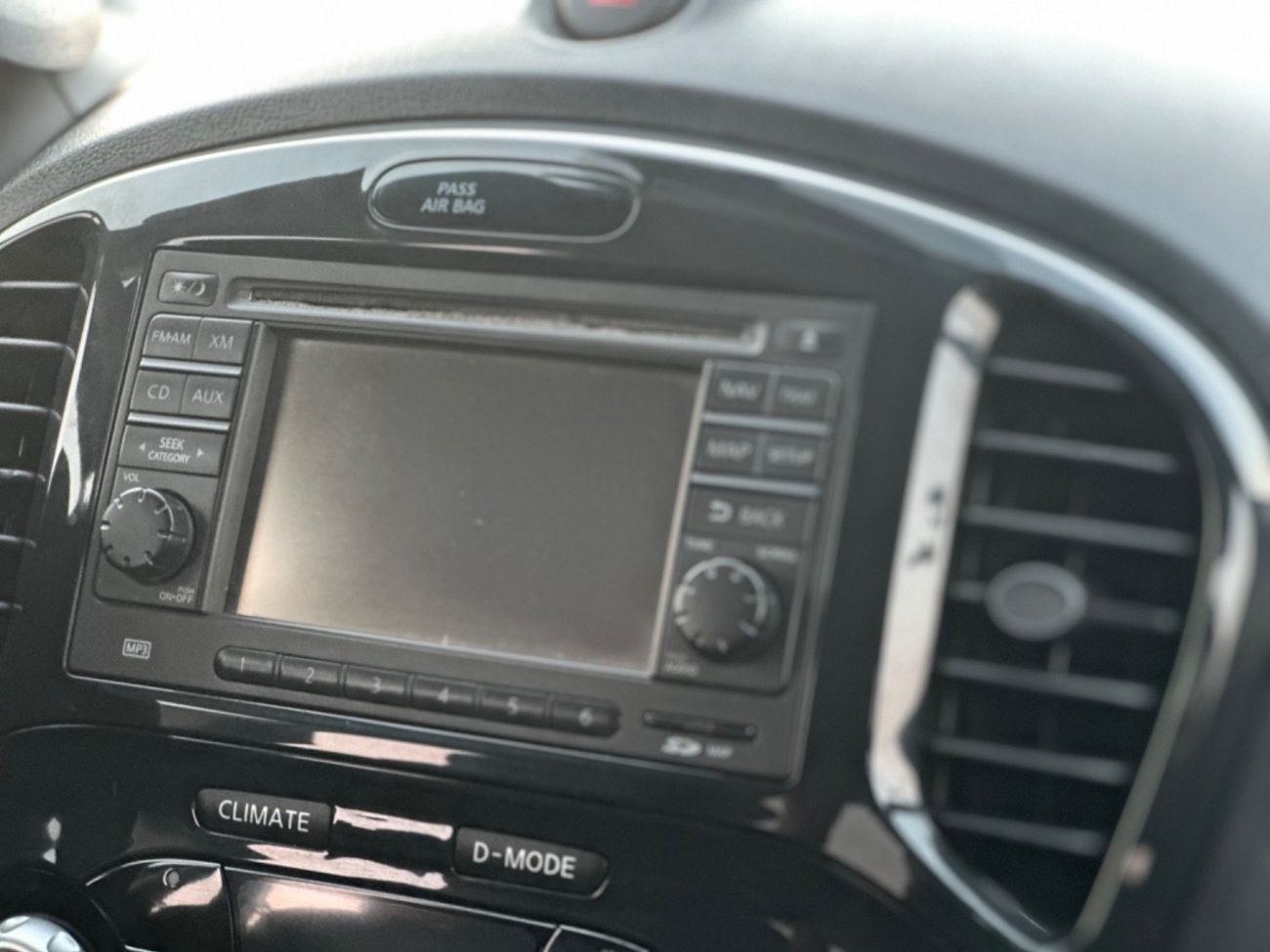 نيسان جوك موديل 2013 حاله ممتازه من الداخل و الخارج فل مواصفات فتحه وجلد ومثبت سرعه وتحكم كهربي كامل