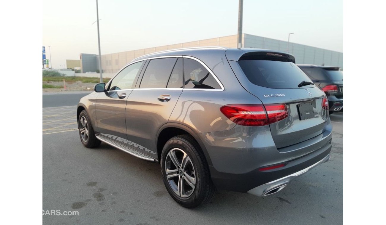 Mercedes-Benz GLC 300 مرسيدس بنز GLC300 2018 وارد امريكي فل اوبشين فتحة جلد بانوراما يوجد كاميرا خلفية نظيفة جدا وبحالة مم