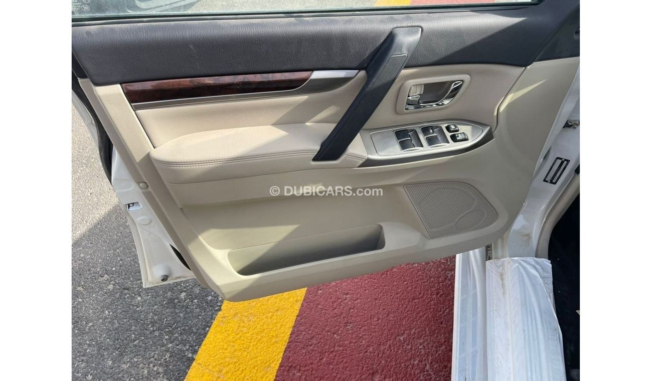 ميتسوبيشي باجيرو ميتسوبيشي باجيرو 3.8 لتر بنزين موديل 2020 لون ابيض للتصدير فقط