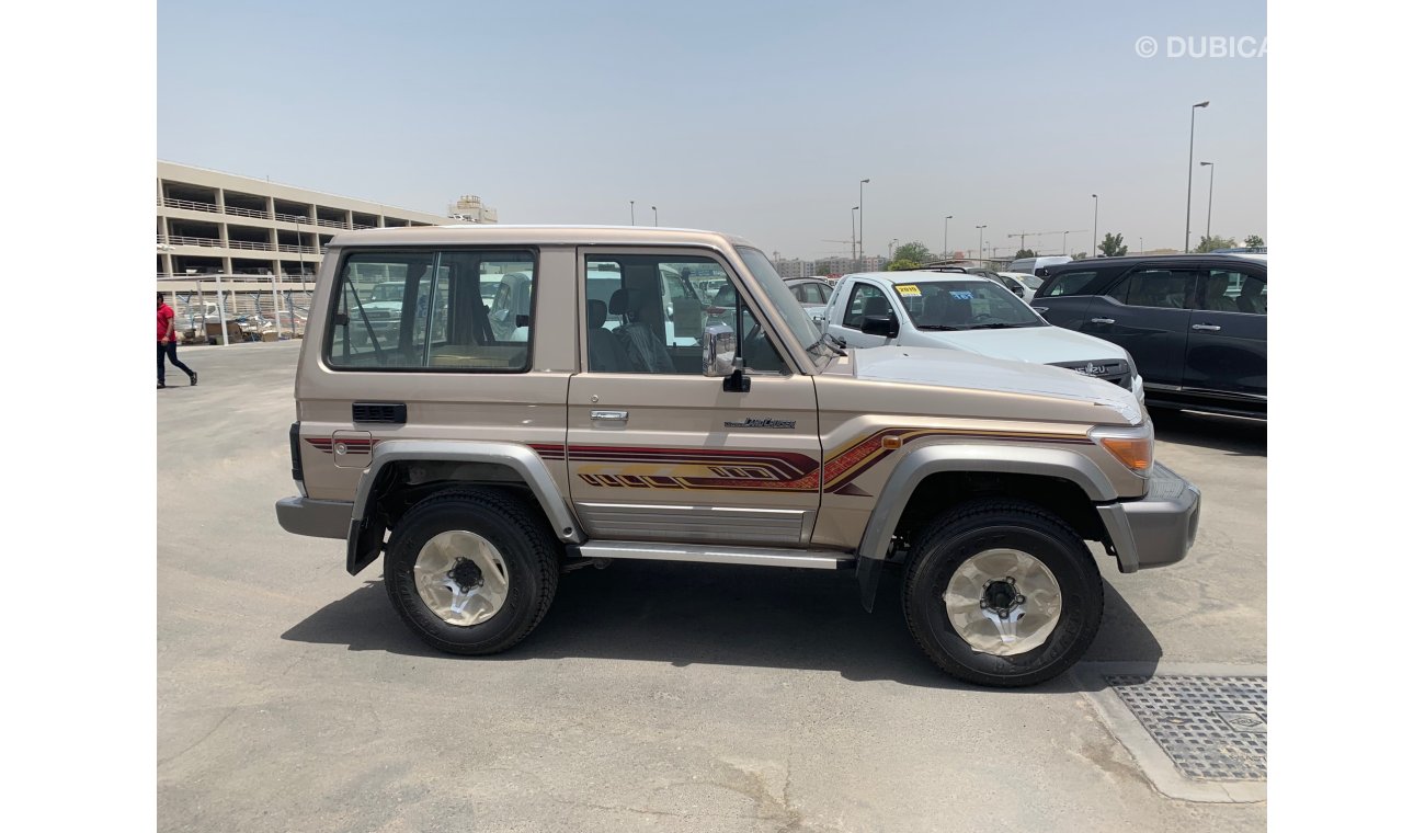 تويوتا لاند كروزر هارد توب GRJ71 Short Wheelbase