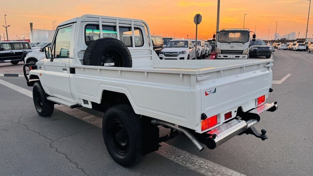 Toyota Land Cruiser Pick Up SINGLE CABIN | RHD | BULL BAR | 4.2L DIESEL ENGINE | MANUAL TRANSMISSION | 1995