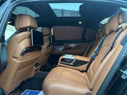 بي أم دبليو 750i