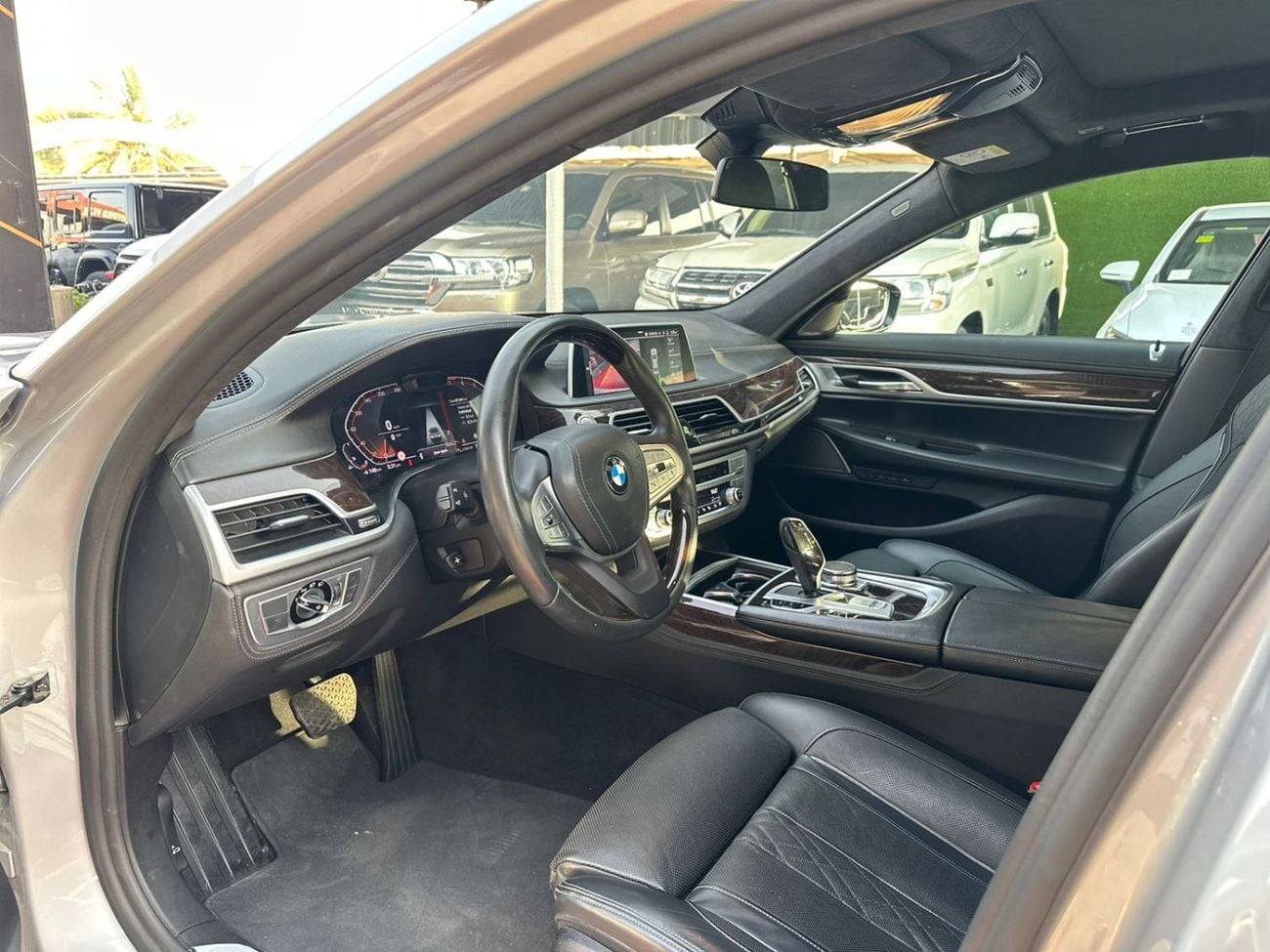 بي أم دبليو 740Li 3.0 لتر TwinPower Turbo - عدد 6 سلندر ناقل الحركة: أوتوماتيك من 8 سرعات (Steptronic)