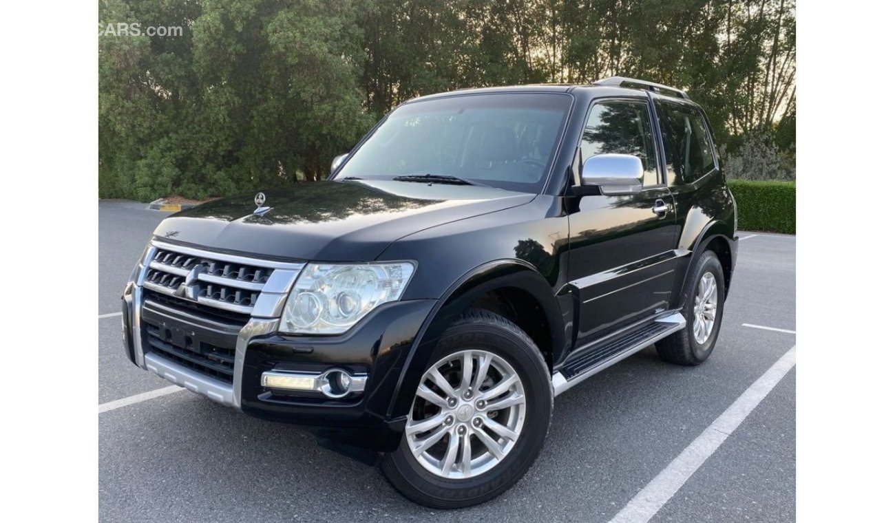 Mitsubishi Pajero GLS Highline Top Mitsubishi Pajeri 2015 GCC V6 3.8L Original Paint - Full Option - Perfect Condition