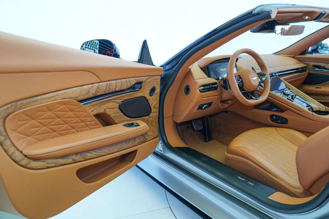 أستون مارتن DB12 VOLANTE V8