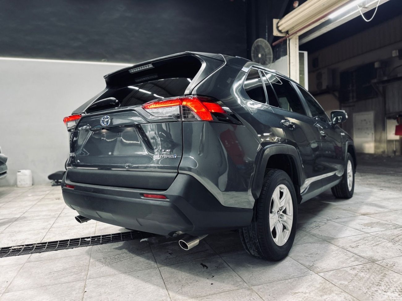 Toyota RAV4 LE 2.5L (219 HP)