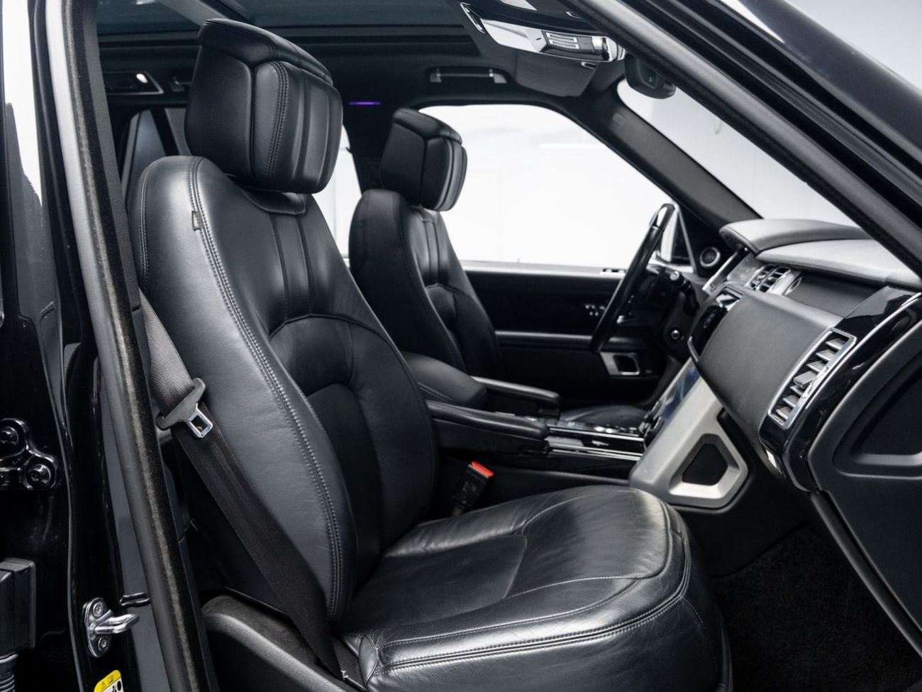 Land Rover Range Rover VOGUE SE BUY NOW, PAY 2027 | THE BLACKLINE STANDARD | 12 Month Blackline Warranty, GCC