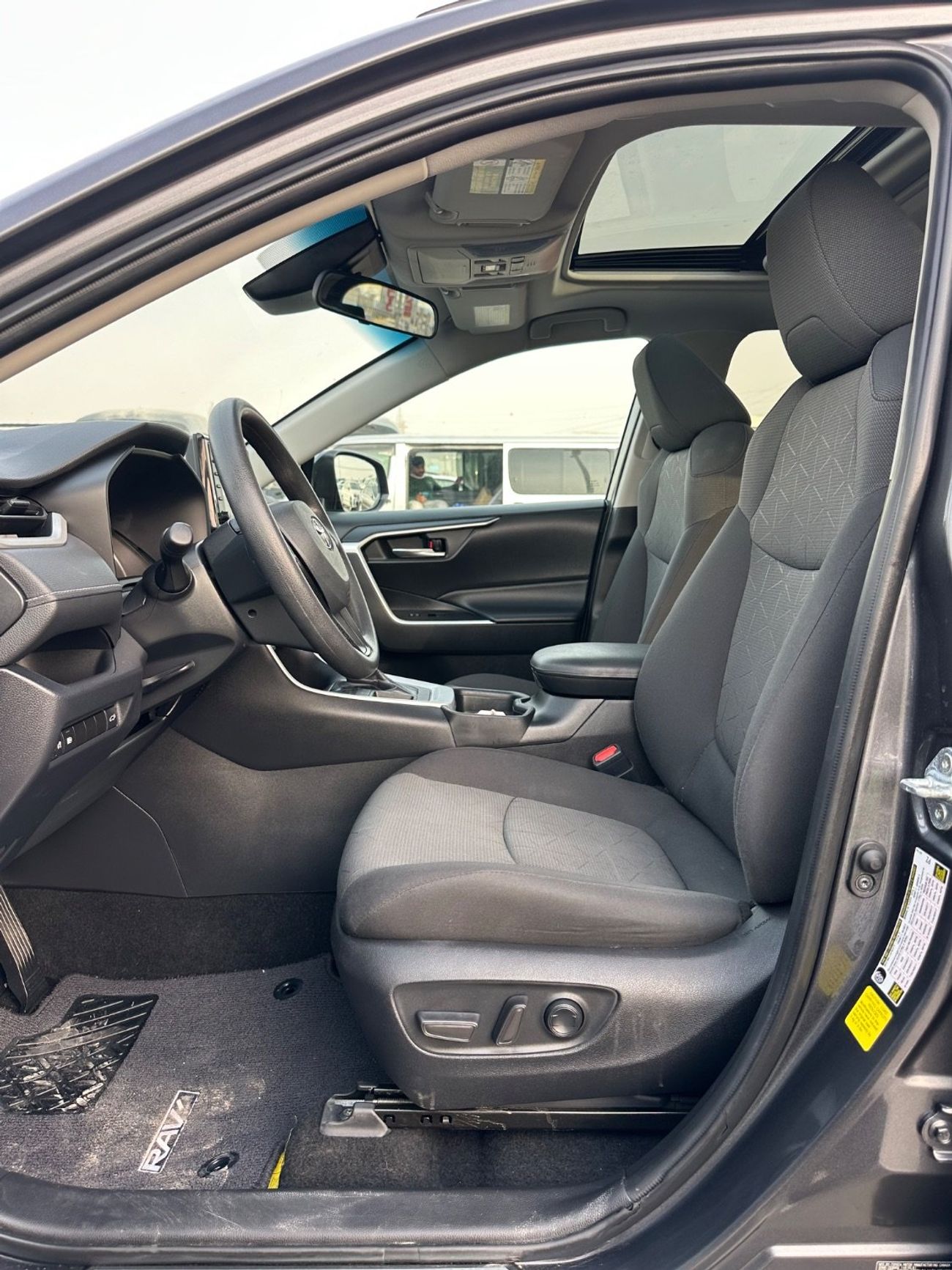 تويوتا راف ٤ XLE Sunroof,push start Full Option