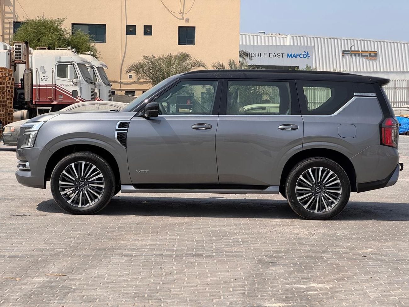 نيسان باترول LE بلاتينيوم سيتي (الخارج: رمادي + سقف أسود، الداخل: عنابي)