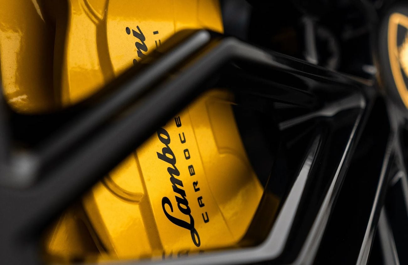 لامبورغيني اوروس 4.0L V-8 Twin-Turbocharged Engine + eMotor