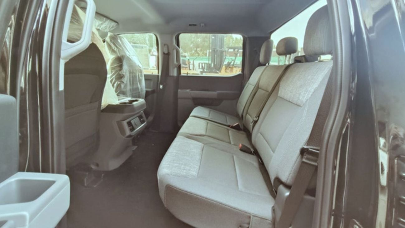 Ford F-350 A powerful heavy-duty 4x4 pickup powered by a 6.7L Power Stroke V8 Turbo Diesel engine, delivering e