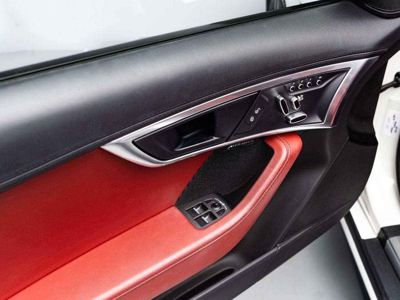 Jaguar F-TYPE R- DYNAMIC BUY NOW, PAY 2027 | THE BLACKLINE STANDARD | 12 Months Blackline Warranty, GCC, Low KMs