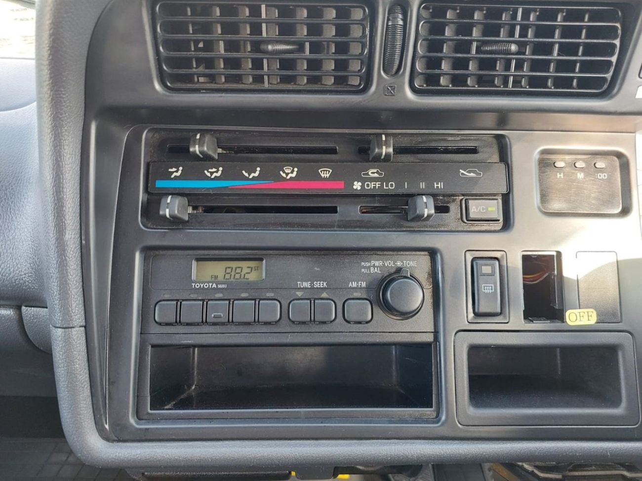 Toyota Hiace TOYOTA HIACE VAN RHD 2001 MODEL 2.0 L PETROL MANUAL(PM04621)